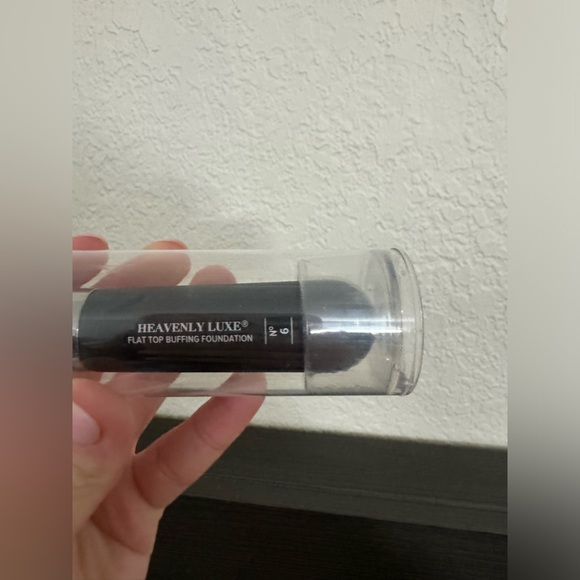 IT Cosmetics Number 6 Heavenly Luxe Flat Top Buffing Foundation Brush. ⚡… - Picture 2 of 2